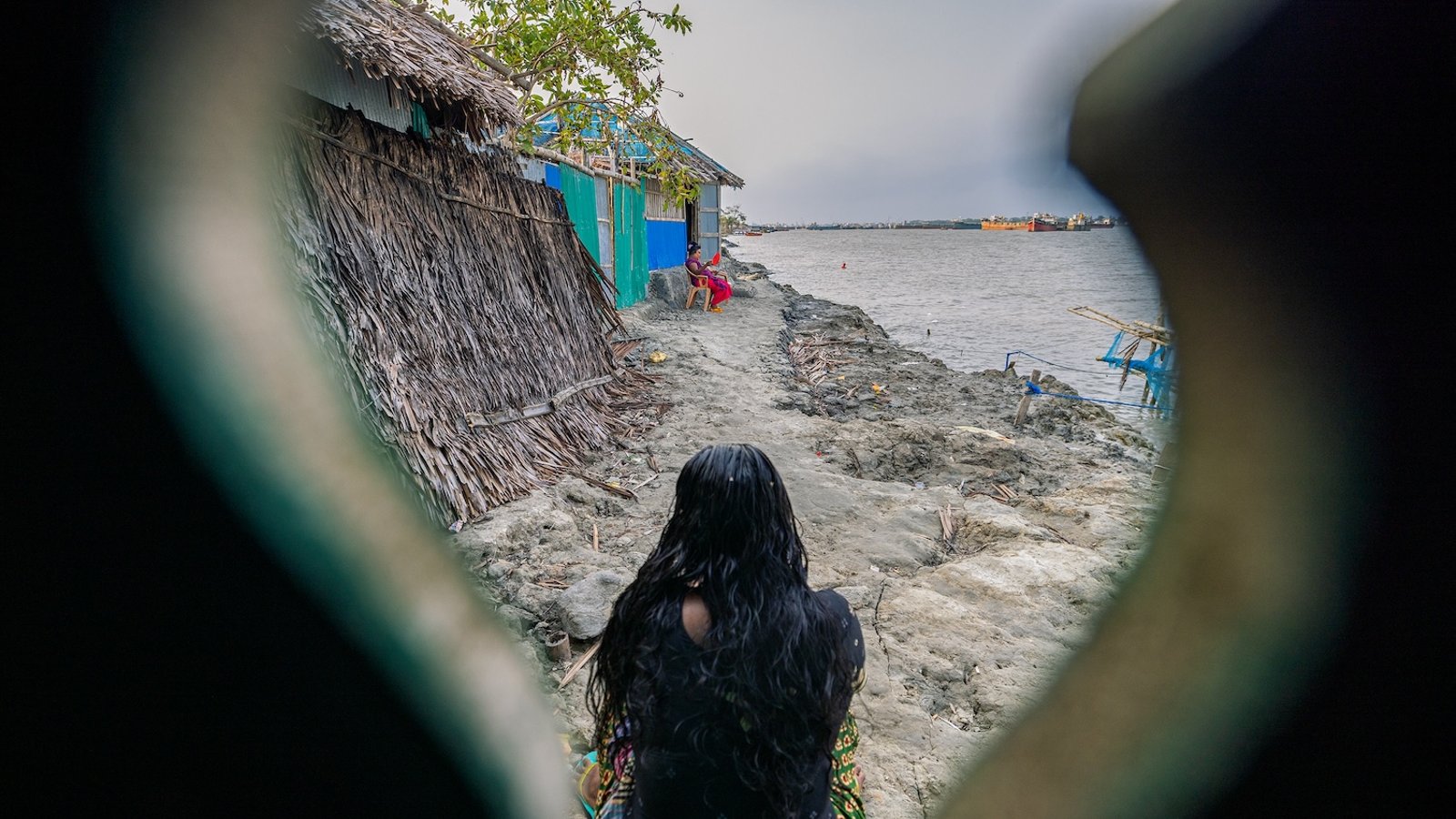 Almost every year, tropical cyclones transform the River Pasur’s fast-running current into turbulent tides to accelerate the sinking of Banishanta Para, Khulna. Photo: Noor-A-Alam/BFirst