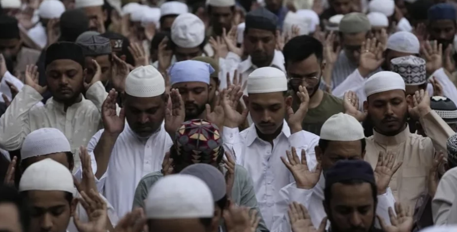 Muslims attend Eid al-Adha prayer in Mumbai, India, Monday, 17 June 2024. Photo: AP/Rajanish Kakade
