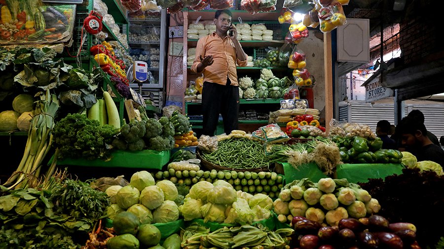 A vegetable vendor speaks on his mobile phone at a retail market area in Kolkata, India, March 22, 2022. REUTERS/Rupak De Chowdhuri/File Photo/File Photo