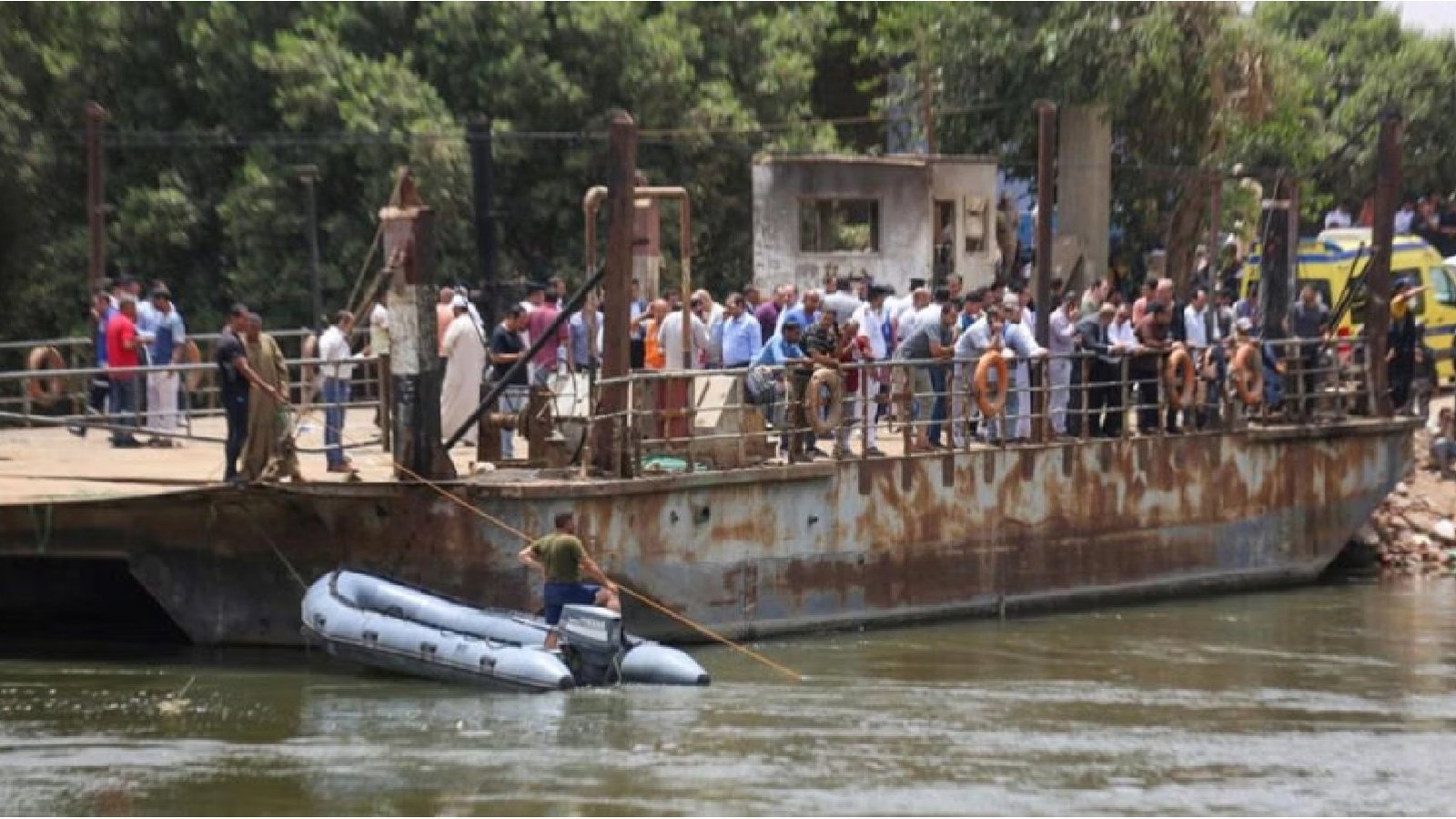 Relatives wait on the bank of a canal of the Nile River as rescuers search the waterway for casualties after a minibus sank near Abu Ghalib village in Egypt's Giza governorate. Photo: AFP